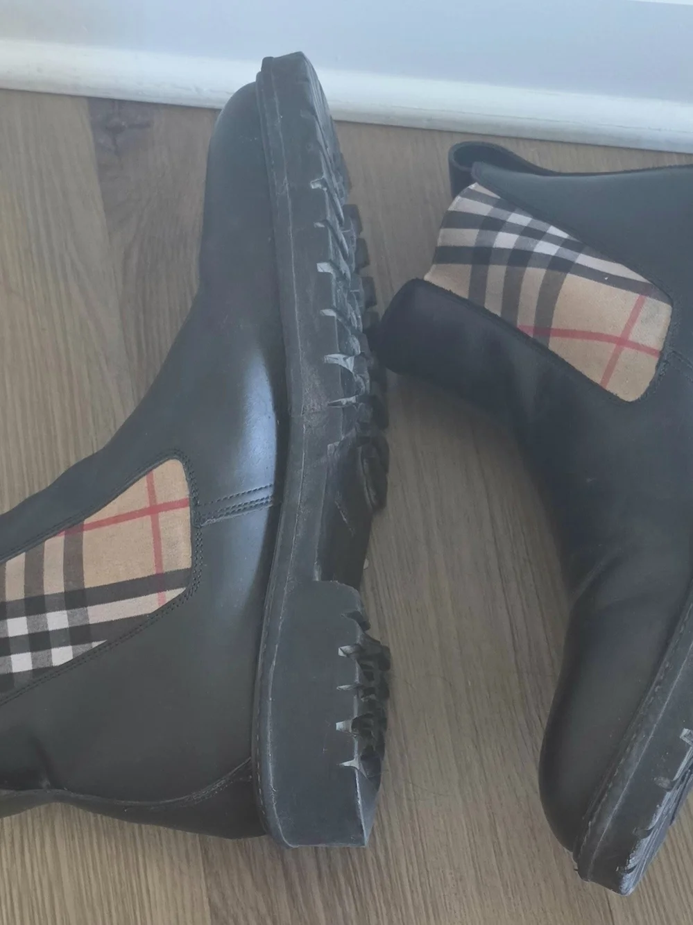 Men's Burberry Authentuc Black Leather & Check Chelsea Boots 10 (43)